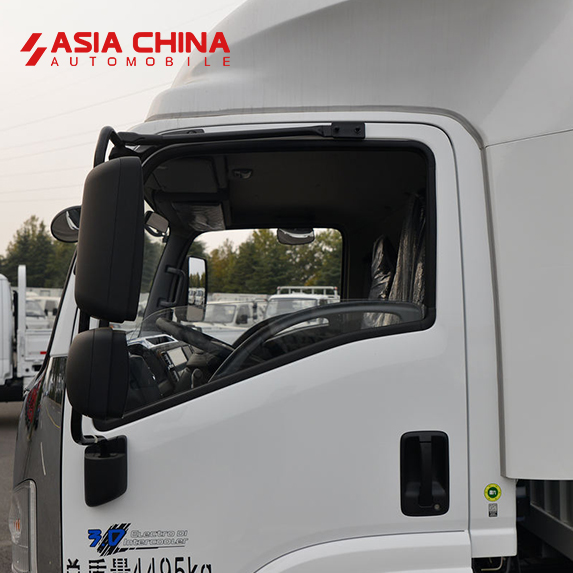 Qingling Isuzu ELF M100 Cargo Truck 4×2 Box Truck