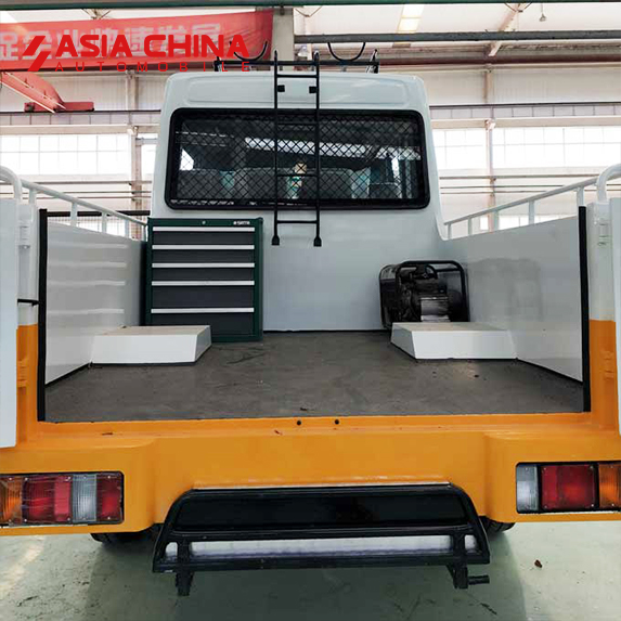 Isuzu Engineering Truck